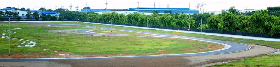 Hệ thống mô phỏng các loại đường xá khác nhau của Việt Nam và châu Á, phục vụ cho việc thử độ bền và các tính năng của xe. Điều kiện mặt đường, các góc nghiêng đảm bảo an toàn cho người chạy thử ở tốc độ lên tới 70km/h.