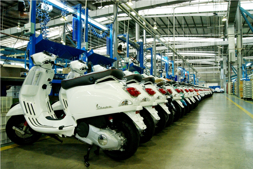 Những chiếc xe Vespa S đã hoàn chỉnh, xếp hàng ngay ngắn để chờ kiểm tra trước khi xuất ra thị trường