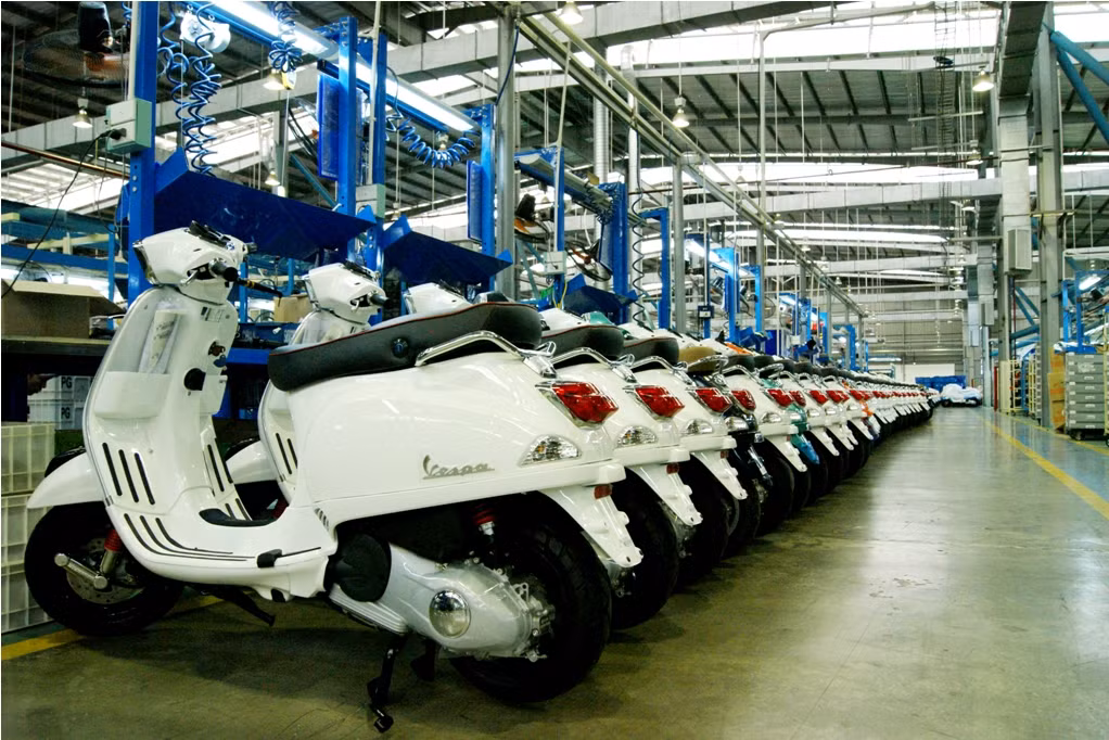 Những chiếc xe Vespa S đã hoàn chỉnh, xếp hàng ngay ngắn để chờ kiểm tra trước khi xuất ra thị trường