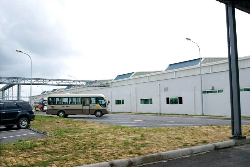 Đối diện khu vực lắp ráp là nhà máy sản xuất động cơ của Piaggio