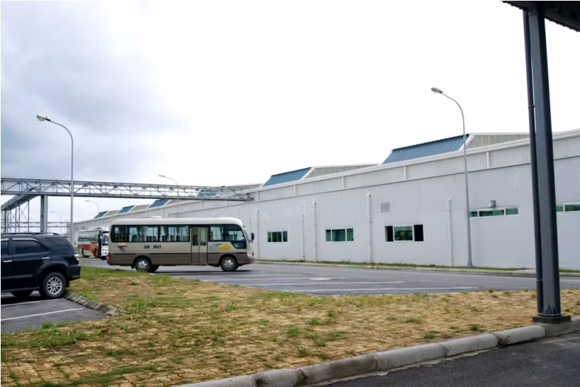 Đối diện khu vực lắp ráp là nhà máy sản xuất động cơ của Piaggio