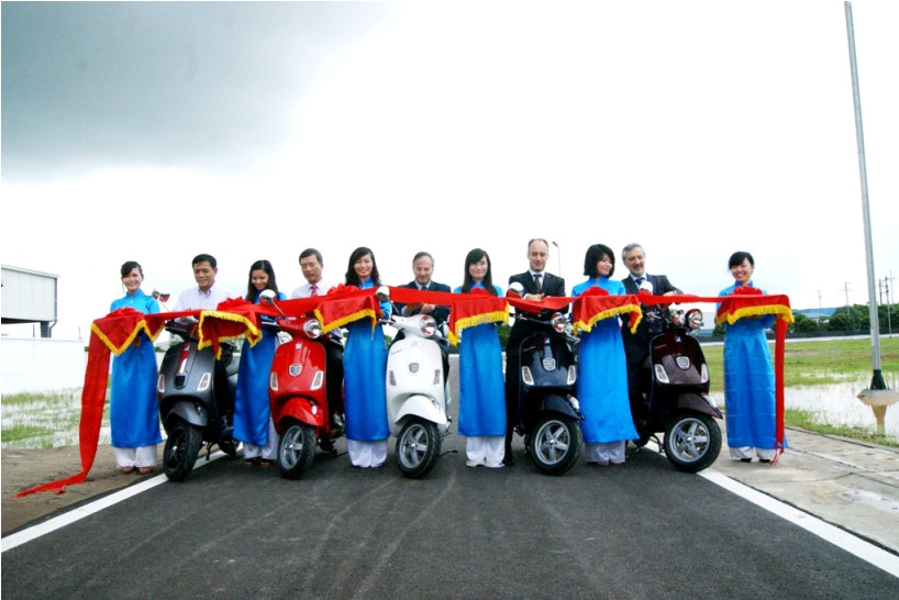 Không chỉ có nhà máy lắp ráp, sản xuất động cơ, tổ hợp Piaggio Việt Nam còn có Trung tâm Nghiên cứu, Phát triển sản phẩm Piaggio và đường chạy thử xe đạt chuẩn toàn cầu vừa được khai trương sáng nay 23/7.