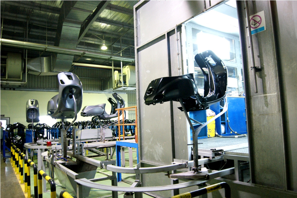 Phần thân Vespa làm bằng thép tấm dập liền khối. Vỏ thép có độ dày 0.9 mm và khung xe dày 1.5 mm, tương đương với tiêu chuẩn áp dụng trên xe hơi. Trong ảnh là vỏ Vespa đang trên dây chuyền tự động di chuyển vào khu vực sơn