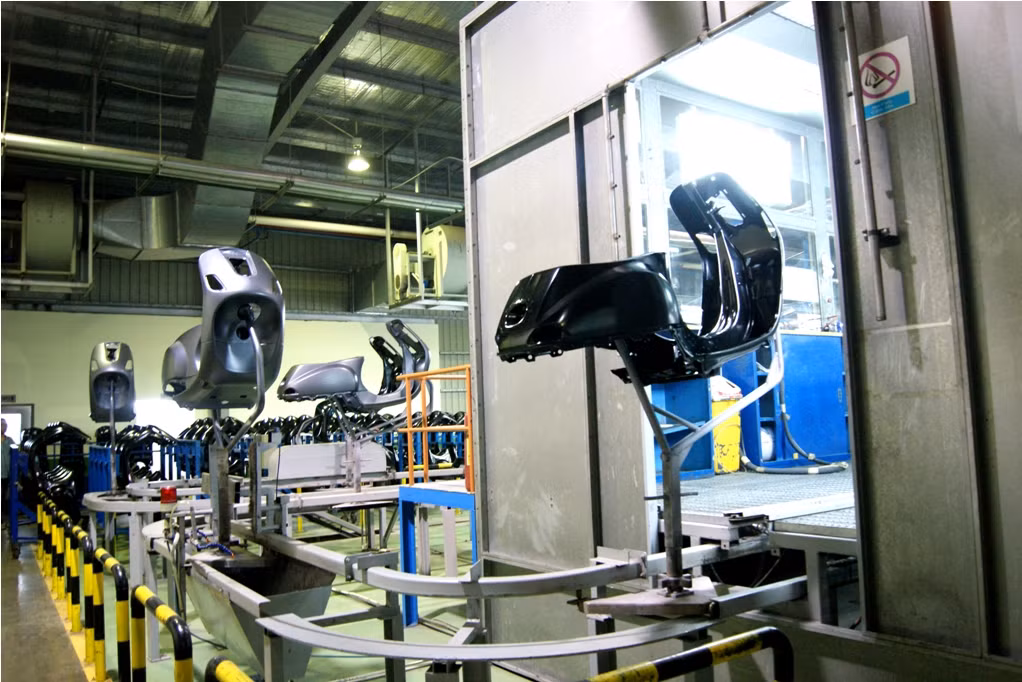 Phần thân Vespa làm bằng thép tấm dập liền khối. Vỏ thép có độ dày 0.9 mm và khung xe dày 1.5 mm, tương đương với tiêu chuẩn áp dụng trên xe hơi. Trong ảnh là vỏ Vespa đang trên dây chuyền tự động di chuyển vào khu vực sơn