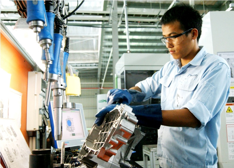 Các kỹ sư của Piaggio đang kiểm tra vỏ động cơ