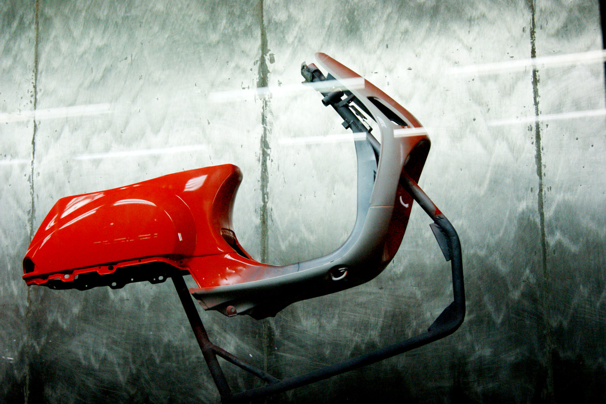 Một chiếc vỏ Vespa tại khâu sơn hoàn thiện.