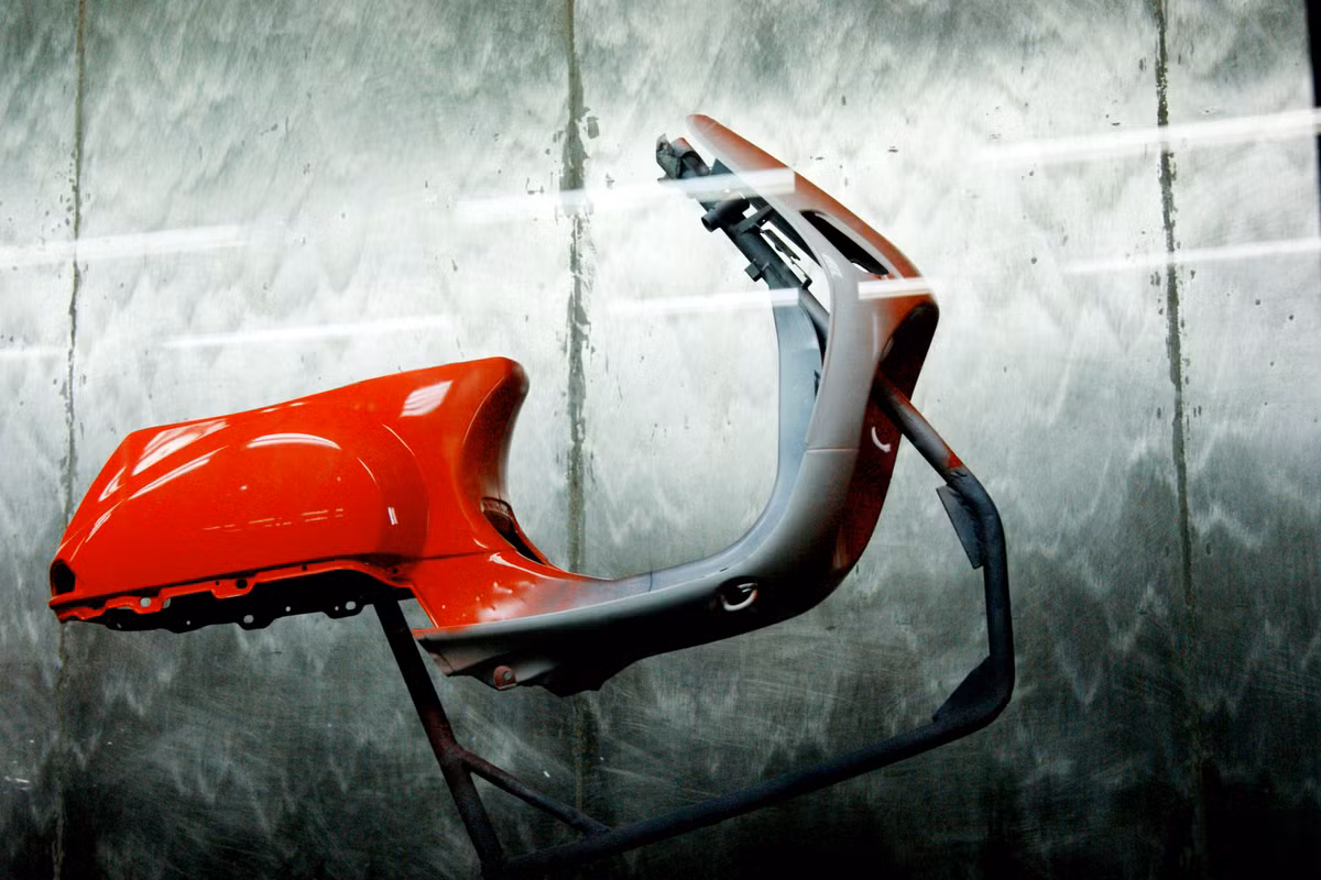 Một chiếc vỏ Vespa tại khâu sơn hoàn thiện.