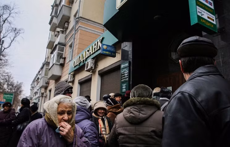 Mọi người đi rút tiền ở một cây ATM. (Ảnh minh họa)