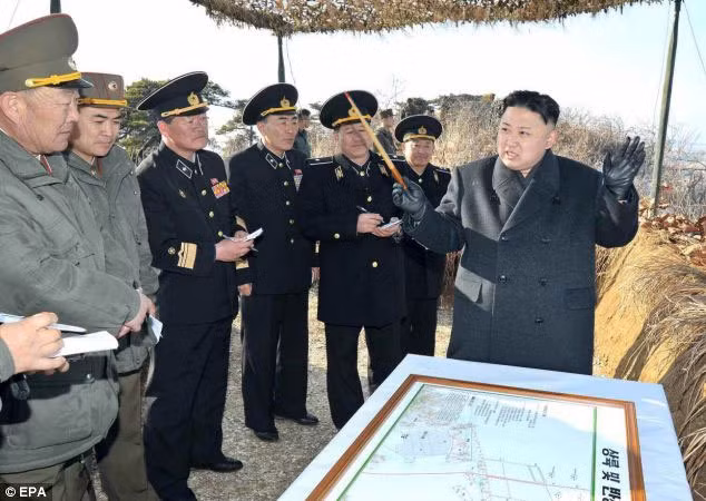Chủ tịch Kim Jong-un trong một chuyến thị sát.