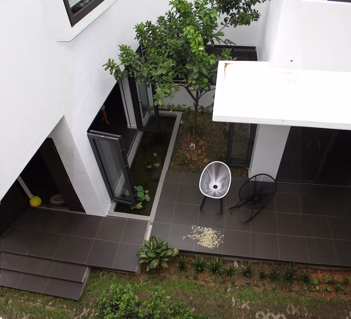 Ngan ngo truoc khu vuon bi mat trong ngoi nha mau trang o Hai Phong-Hinh-8