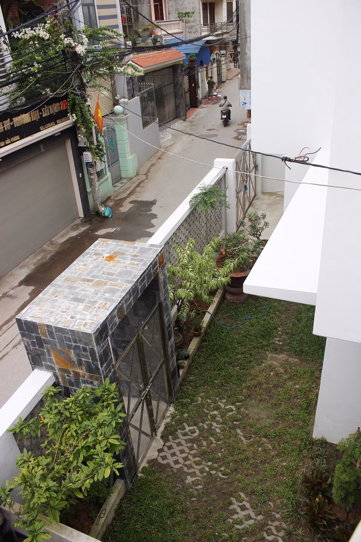 Ngan ngo truoc khu vuon bi mat trong ngoi nha mau trang o Hai Phong-Hinh-12