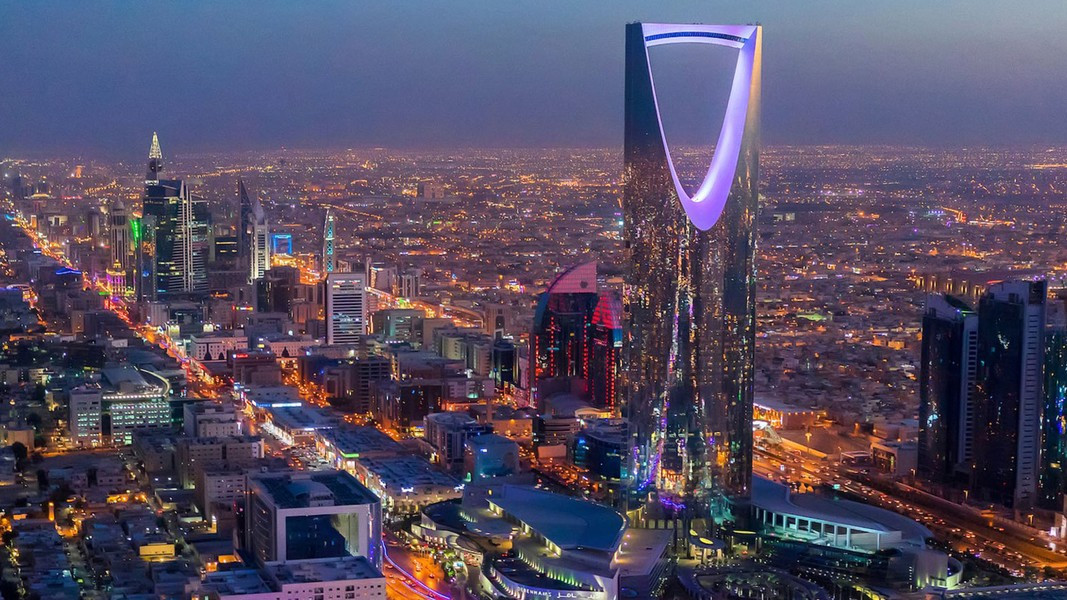 Mặc dù có diện tích rộng lớn và cảnh quan đa dạng, Ả Rập Saudi là quốc gia lớn nhất thế giới không có con sông thường trực nào.