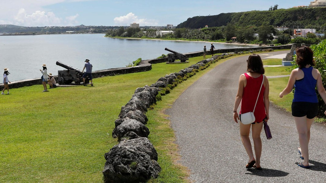 Guam, lãnh thổ của Mỹ ở Tây Thái Bình Dương, đảo có rất nhiều san hô nên san hô nghiền đã được sử dụng để xây dựng nên nhưng con đường tại đây và Guam không có cát tự nhiên.