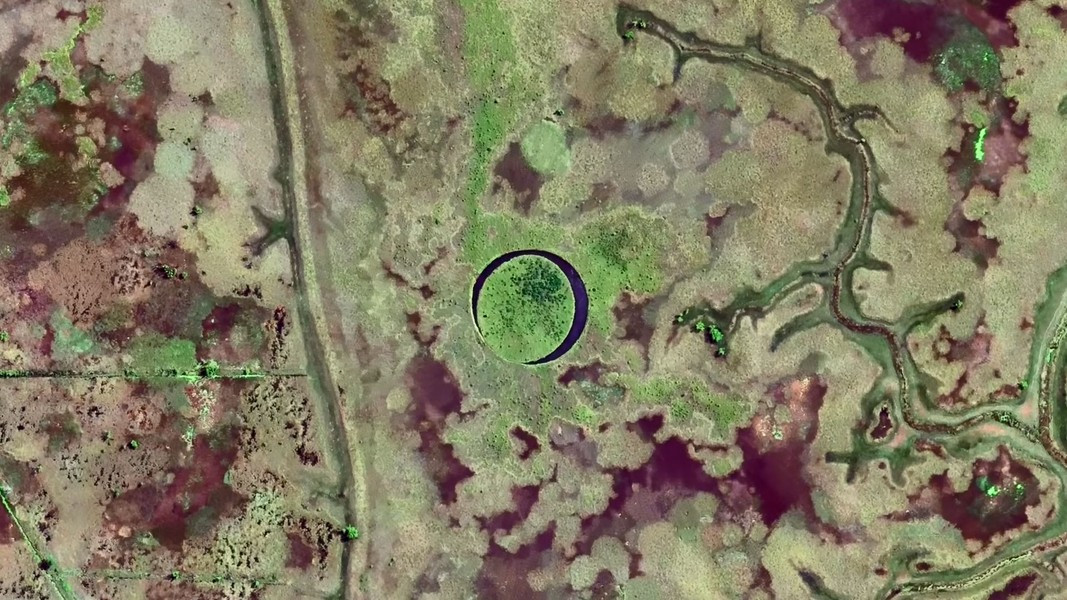 Theo các chuyên gia, hòn đảo này chuyển động kỳ lạ là do các giếng tự nhiên lớn được tạo ra bởi các dòng nước có khả năng di chuyển xung quanh hòn đảo.