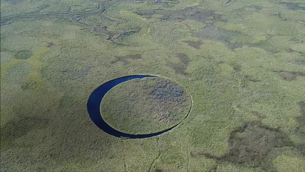  Hòn đảo nhỏ The Eye nằm ở gần sông Parana, giữa Buenos Aires và Campana, Argentina, có hình tròn, đường kính 120m, tự quay, nổi giữa làn nước trong vắt.