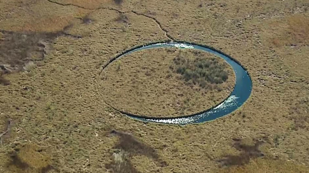 The Eye có khả năng liên tục quay quanh trục của nó khiến cho các nhà khoa học vô cùng ngạc nhiên.