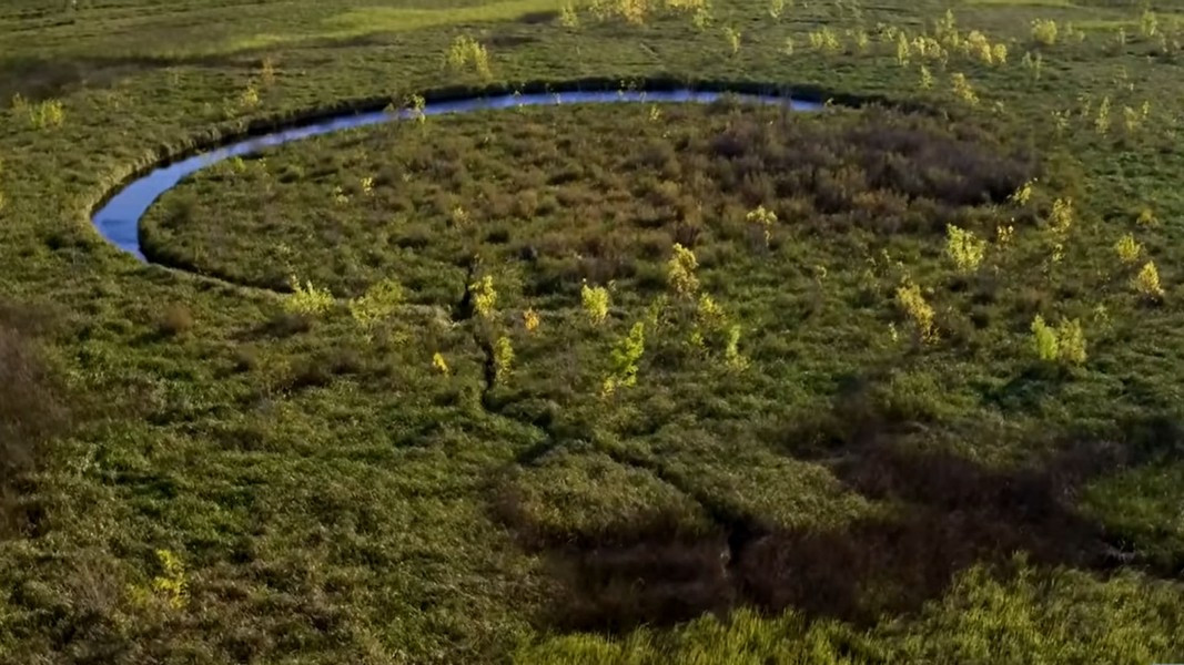 Hòn đảo tự quay mỗi khi va chạm với vùng đất xung quanh, nó sẽ nhận được một lực đẩy để di chuyển.