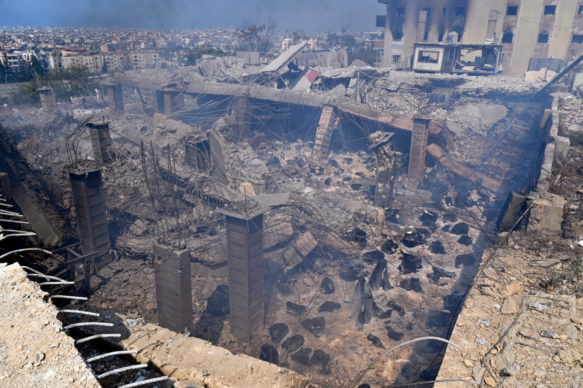  Theo đó, Quân đội Israel thực hiện cuộc không kích chính xác nhằm vào ban lãnh đạo Hezbollah đang họp tại trụ sở của họ ở Dahiyeh tối 27/9. Ảnh: Một tòa nhà ở phía nam Beirut bị "xóa sổ" sau cuộc oanh kích của Israel.