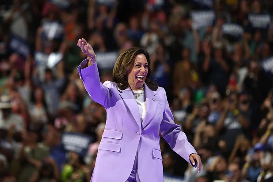 Chúng vẫn là những bộ vest nhưng là phiên bản nhẹ nhàng và bắt mắt hơn. Trong bối cảnh ông Biden rút lui khỏi cuộc đua tạo cảm giác nặng nề và u ám, thì bà Kamala xuất hiện đem lại sự phấn chấn, háo hức hơn hẳn