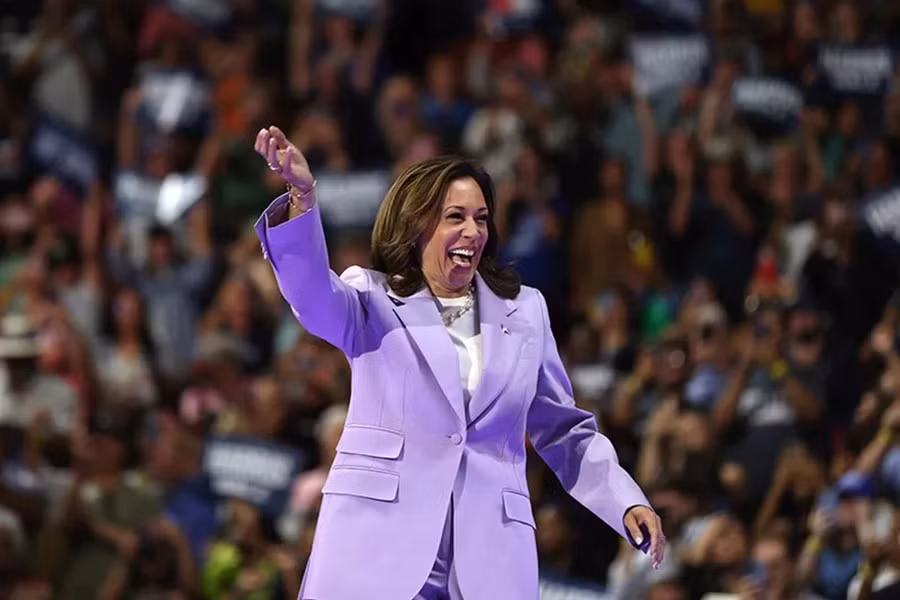 Chúng vẫn là những bộ vest nhưng là phiên bản nhẹ nhàng và bắt mắt hơn. Trong bối cảnh ông Biden rút lui khỏi cuộc đua tạo cảm giác nặng nề và u ám, thì bà Kamala xuất hiện đem lại sự phấn chấn, háo hức hơn hẳn