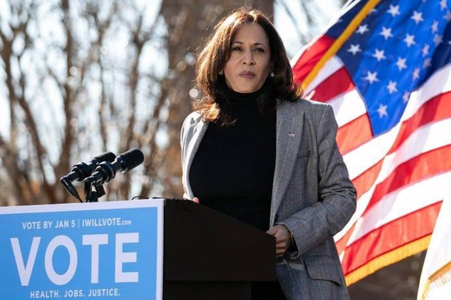 Thật vậy, trong suốt cuộc bầu cử sơ bộ năm 2020, cách ăn mặc của bà Harris gần giống với đối thủ, mặc dù bà sẽ làm dịu đi vẻ ngoài bằng cách áo lụa bên trong, nhưng đó là phong cách rất quyền lực.