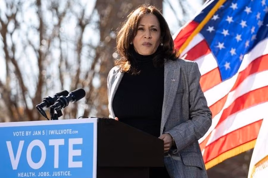 Thật vậy, trong suốt cuộc bầu cử sơ bộ năm 2020, cách ăn mặc của bà Harris gần giống với đối thủ, mặc dù bà sẽ làm dịu đi vẻ ngoài bằng cách áo lụa bên trong, nhưng đó là phong cách rất quyền lực.