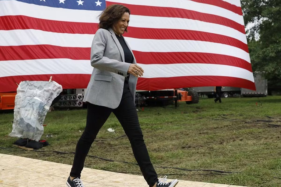 Đôi giày thể thao được nhận xét như một cách thể hiện sự năng động, sẵn sàng làm việc và… chạy nếu cần