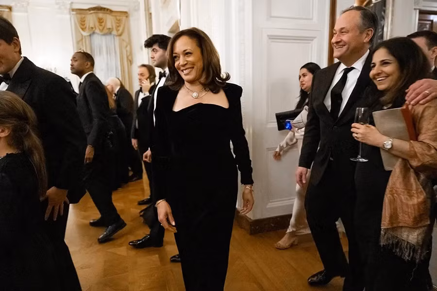 Với các ứng cử viên nữ, người ta hay cố ý soi xét mức giá của bộ trang phục. Nhưng trang phục không quá phô trương thương hiệu sẽ làm giảm bớt tất cả những lời bàn tán đó