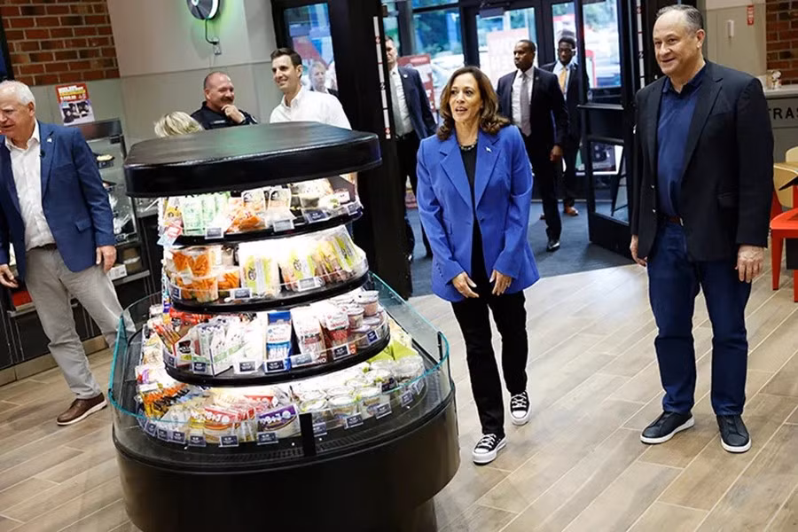 Có lẽ bên cạnh bộ đồ vest, giày thể thao còn mang đến cho những người ủng hộ một mặt hàng thương hiệu để liên tưởng đến bà Kamala Harris