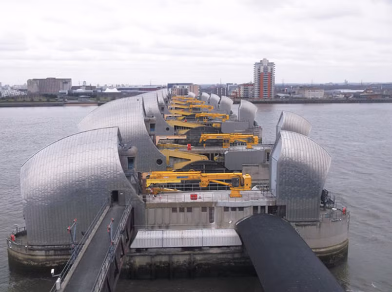 Mỗi cánh cổng đơn có thể đóng - mở trong 10 phút, và sẽ cần tới 1,5 giờ đồng hồ để đóng toàn bộ hệ thống. Ảnh: Amny.