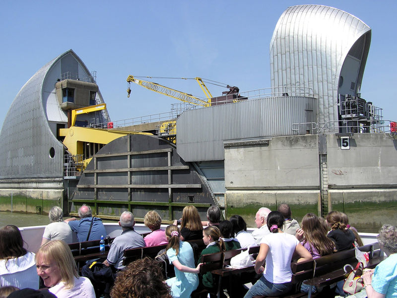 Rào chắn sông Thames với thiết kế độc đáo, là một kỳ quan về kỹ thuật, một hệ thống chống lũ lụt ấn tượng nhất thế giới. Ảnh: Wikipedia