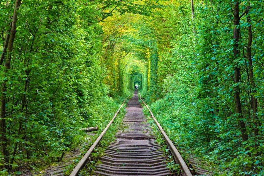 Đường hầm Tình yêu, Ukraine: Đường hầm Tình yêu gần thị trấn Klevan thực chất là một đường ray tư nhân được sử dụng để vận chuyển gỗ tới nhà máy địa phương. Trong những tháng mùa hè, cây xung quanh trở nên xanh tốt và tạo ra mái vòm tự nhiên cho tuyến đường.