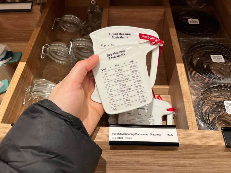 Sử dụng hệ thống đo lường Anh thay vì hệ thống mét. Nhiều người ngạc nhiên bởi Mỹ là một trong 3 quốc gia duy nhất vẫn sử dụng hệ thống đo lường Anh, bên cạnh Liberia và Myanmar.