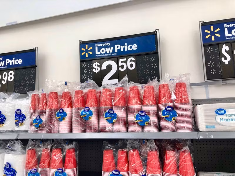 Sử dụng cốc đỏ để uống rượu. Nhắc đến “tiệc kiểu Mỹ”, mọi người đều nhận ra là tất cả cốc uống rượu đều màu đỏ.