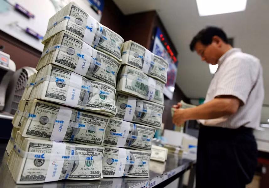 Sử dụng tiền có cùng màu. Ở nước Mỹ, tất cả các tờ đô la đều có cùng một sắc thái và trông rất giống nhau, ngoại trừ hình ảnh khác nhau chút ít. Trong khi, đồng tiền nhiều quốc gia khác thường có màu sắc và kích thước khác nhau tùy theo giá trị của chúng.