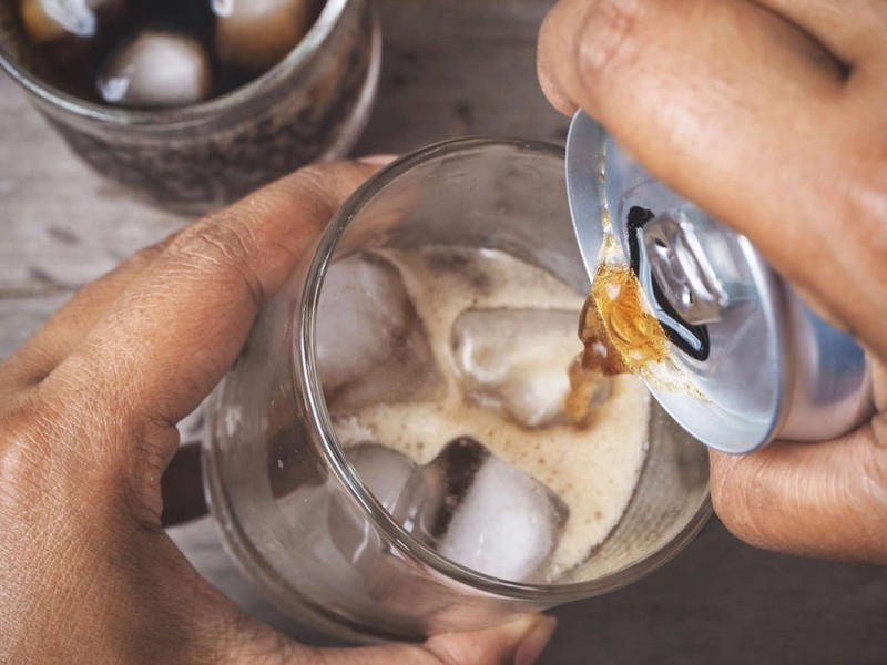 Thêm đồ uống miễn phí khắp mọi nơi. Có nghĩa là ở Mỹ, nếu đã mua đồ uống như nước ngọt, trà hoặc cà phê, người mua thường được phép lấy thêm miễn phí. Điều này nhiều nơi, như Pháp đã cấm vì lo ngại tỷ lệ béo phì gia tăng.