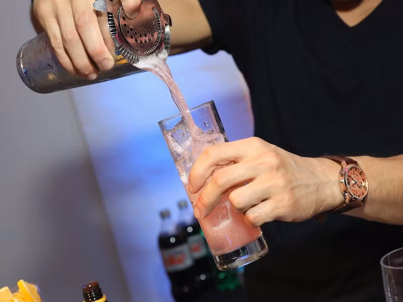 Cho nhiều đá vào đồ uống. Người Mỹ sử dụng quá nhiều đá trong đồ uống. Nhà văn Lisa Bramen suy đoán rằng điều này có thể liên quan đến tâm lý “càng nhiều càng tốt” ở Mỹ.