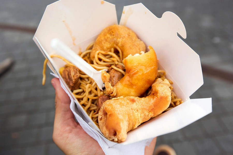 Mang thức ăn thừa về nhà từ nhà hàng. Ở Mỹ, người ta không ngần ngại khi yêu cầu người phục vụ đóng hộp thức ăn thừa mang về. Tuy nhiên, điều này ở các quốc gia có vẻ kỳ lạ, thậm chí bị coi là thô lỗ.