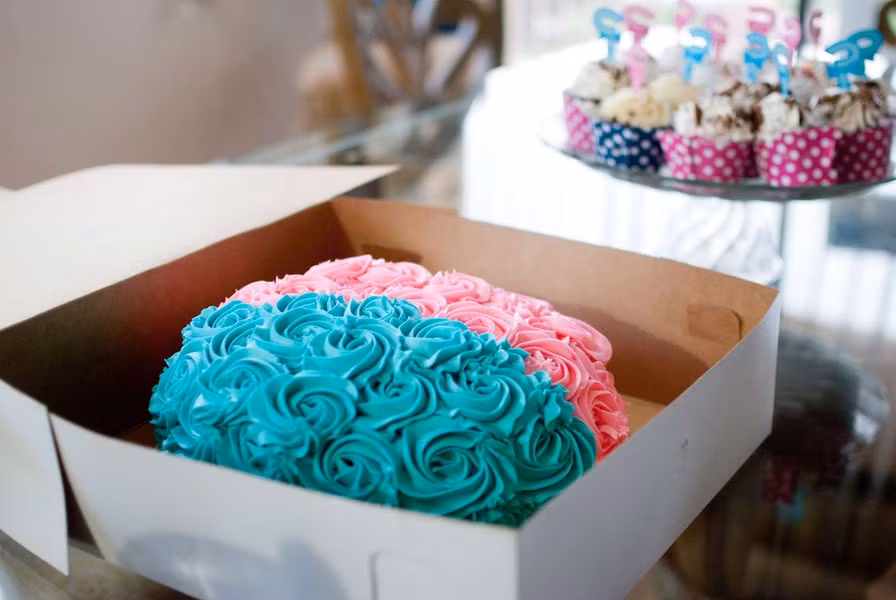 Tổ chức tiệc mừng em bé là một nghi lễ trọng đại ở Mỹ, nơi thường có trò chơi, bánh và quà tặng. Bạn sẽ không tìm thấy lễ kỷ niệm tương tự ở những nơi khác như Nga hoặc Anh.