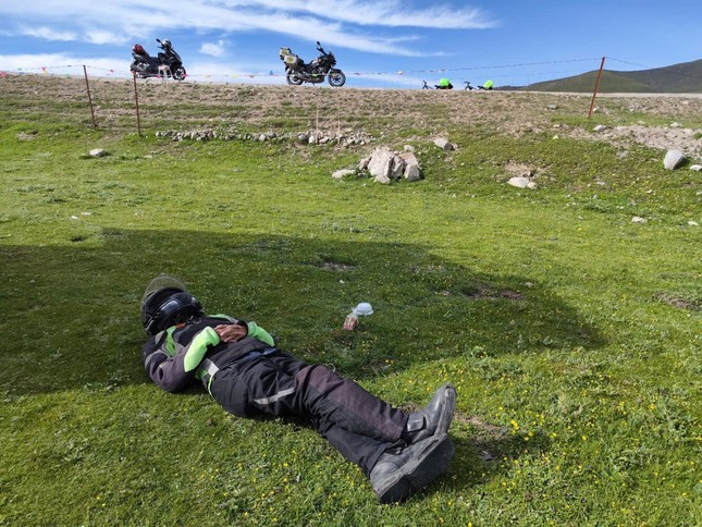 Phuot thu 71 tuoi ke chuyen 41 ngay di xe may den Tay Tang-Hinh-3