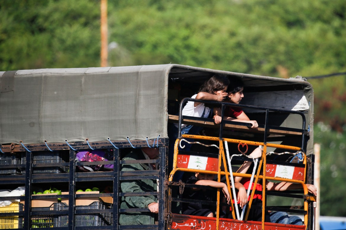 Người dân ngồi trên xe trên đường đi sơ tán.