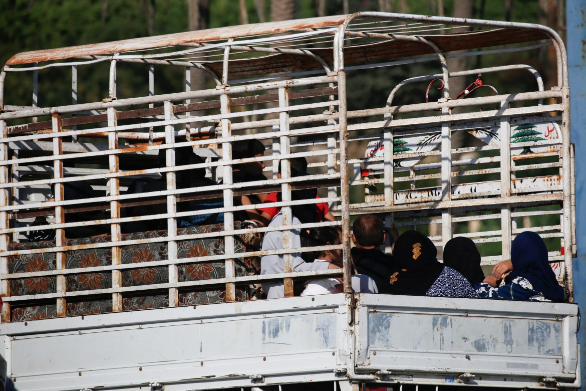 Truyền thông Lebanon đưa tin người dân địa phương trước đó nhận được tin nhắn văn bản yêu cầu họ tránh xa bất kỳ tòa nhà nào mà Hezbollah cất giữ vũ khí cho đến khi có thông báo mới.