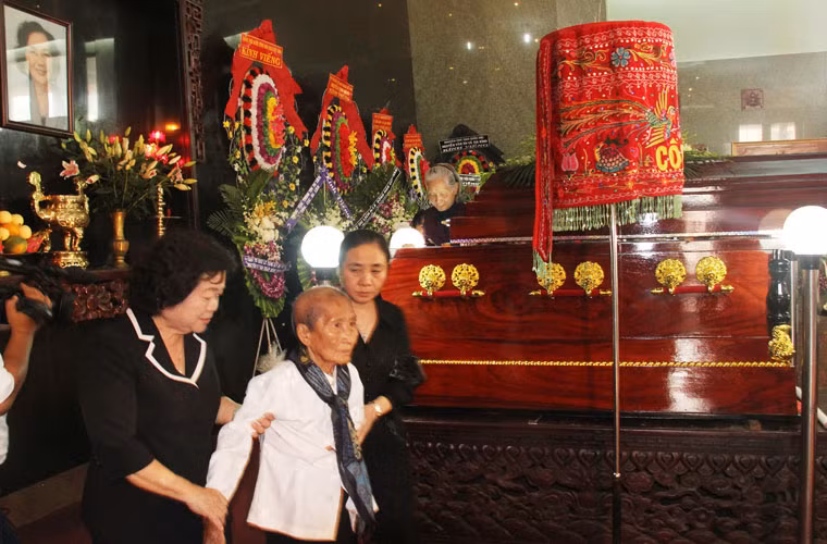 Ai cũng xúc động khi mất đi người bạn, người đồng chí thân thương.