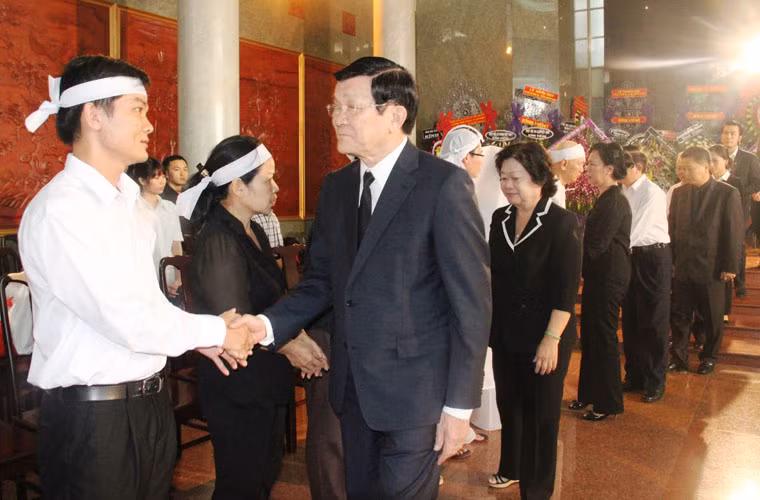 Chủ tịch nước và phu nhân cùng nguyên phó chủ tịch nước chia buồn cùng gia quyến bà Võ Thị Thắng.