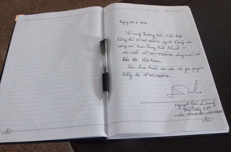 Ngay khi bắt đầu lễ viếng tang sáng 23/8, Ủy viên BCT, Thủ tướng Nguyễn Tấn Dũng dẫn đầu đoàn chính phủ nước Cộng hòa Xã hội Chủ nghĩa Việt Nam đã đến viếng và ghi sổ tang tưởng nhớ đồng chí Võ Thị Thắng.