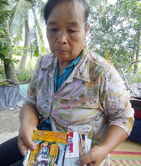 Bà Triệu Thị Xuyên, mẹ đối tượng Bùi Tấn Hoàng nghi ngờ về cái chết của con sau khi làm việc tại đội CS 113, công an huyện Bình Chánh, TP HCM. (ảnh A.N)