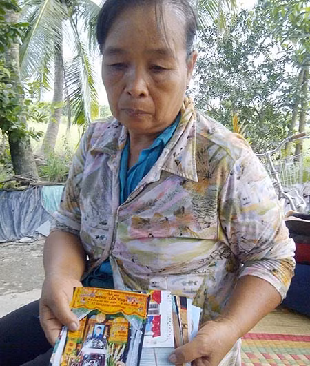 Bà Triệu Thị Xuyên, mẹ đối tượng Bùi Tấn Hoàng nghi ngờ về cái chết của con sau khi làm việc tại đội CS 113, công an huyện Bình Chánh, TP HCM. (ảnh A.N)