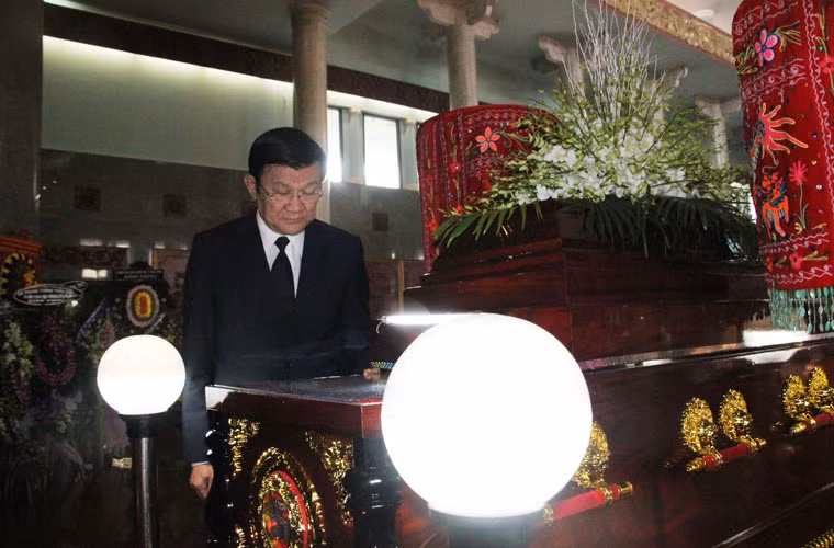 Chủ tịch nước nhìn lần cuối Người đồng chí, người chị "sống vĩ đại, chết vinh quang" của mình.