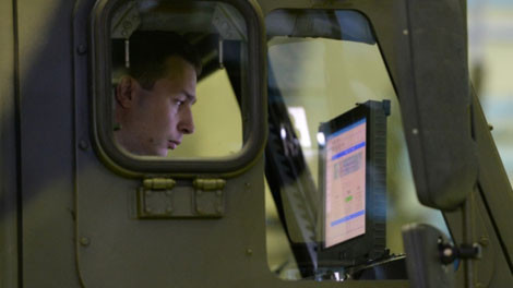 Trắc thủ tác chiến điện tử làm việc.