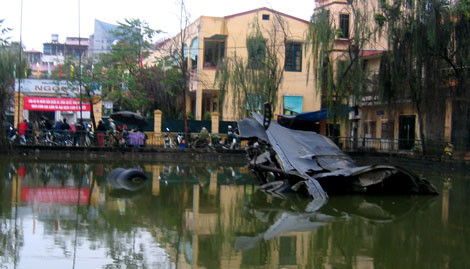 Xác chiếc B-52 vẫn nằm ở hồ Hữu Tiệp tới tận hôm nay.